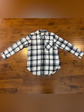 Abercrombie & Fitch Black and White Plaid Button-Down Shirt women medium